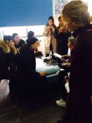 杨老师现场指导学员采耳技巧